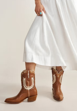 The Jolene in Camel/Bone Cowhide Tecovas